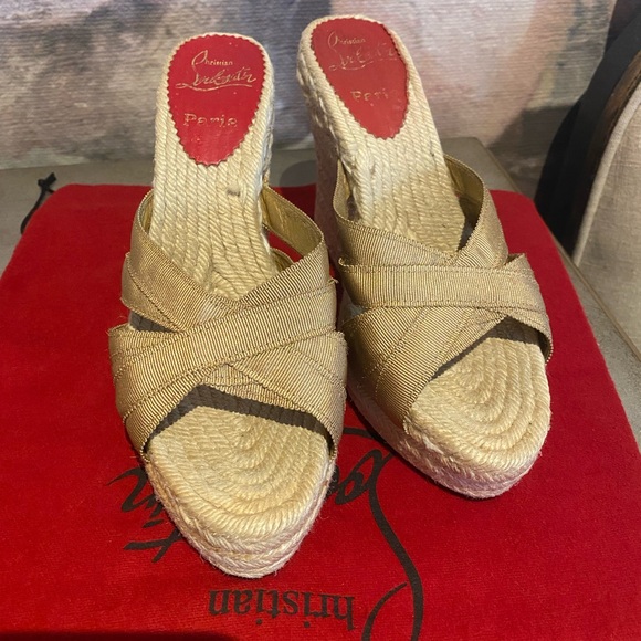 💯 Authentic Christian Louboutin Gold Wedge Heels - Picture 2 of 7